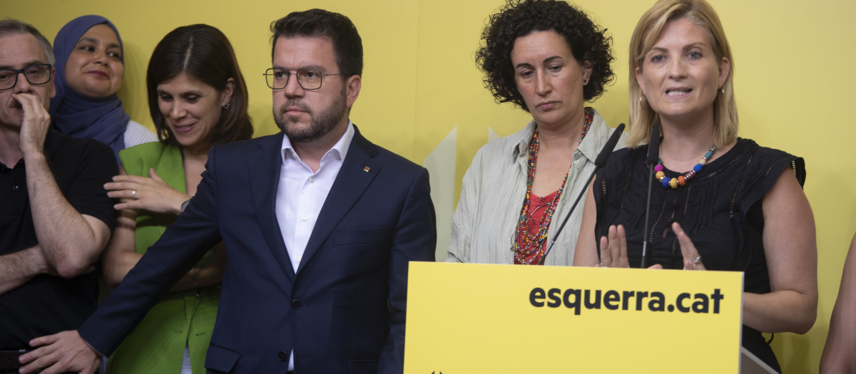 BARCELONA, 29/07/2024.- La portavoz de Esquerra Raquel Sans (d) junto a la secretaria general de Esquerra, Marta Rovira (2-d), el presidente de la Generalitat, Pere Aragonés (2-d), y la diputada Marta Vilalta (2-i) en la rueda de prensa tras la reunión que ha mantenido el partido este lunes en Barcelona con el fin de llegar a un acuerdo con los socialistas para la investidura. EFE/Marta Pérez