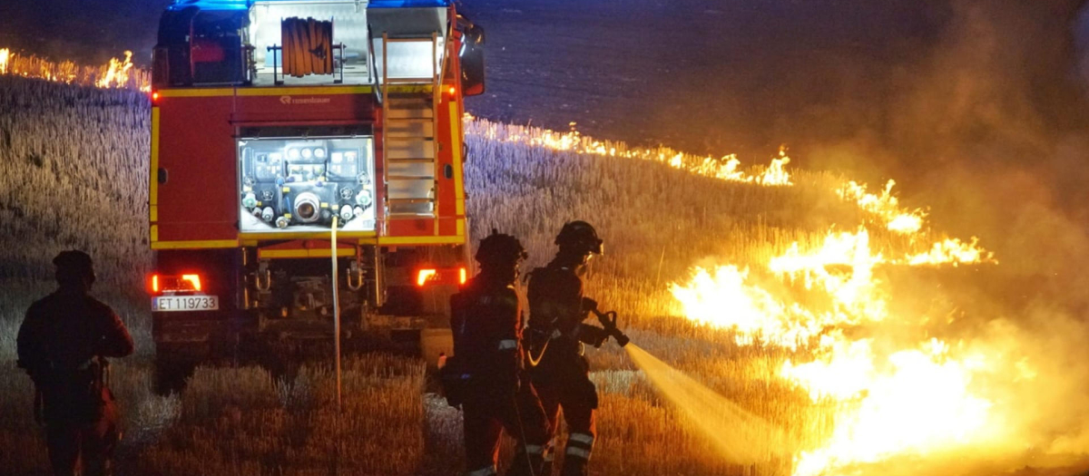 Efectivos de la UME combaten las llamas del incendio de Valverdejo (Cuenca)