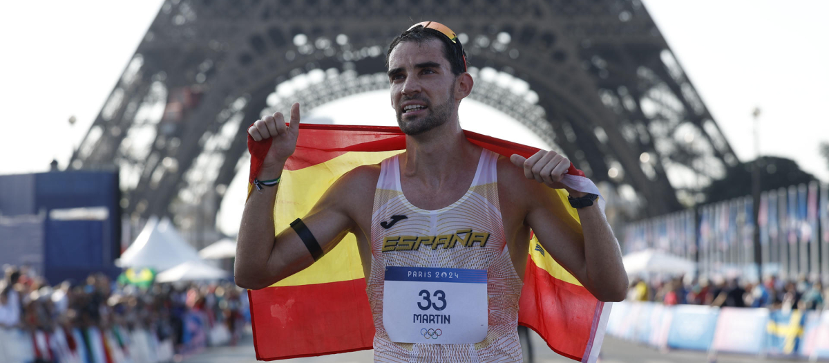 El atleta español Martín Álvaro celebra su medalla de bronce al finalizar la prueba de los 20km marcha