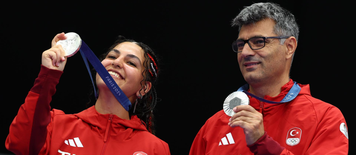 Yusuf Dikec ganó la medalla de plata en tiro sin protector auditivo, ni gafas especiales y con la mano en el bolsillo