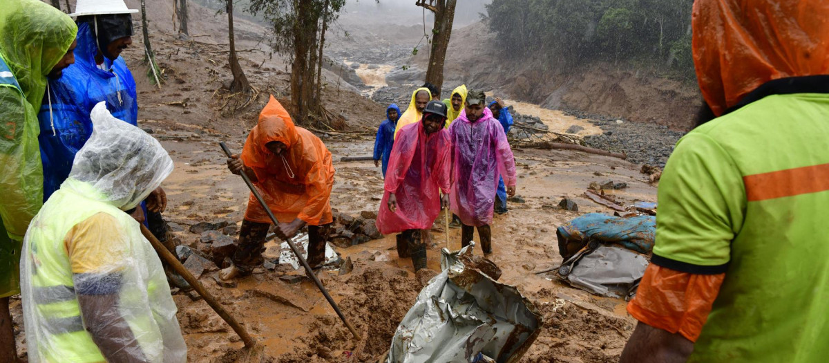 La gente cava en el barro mientras continúan las operaciones de búsqueda y rescate tras los deslizamientos de tierra