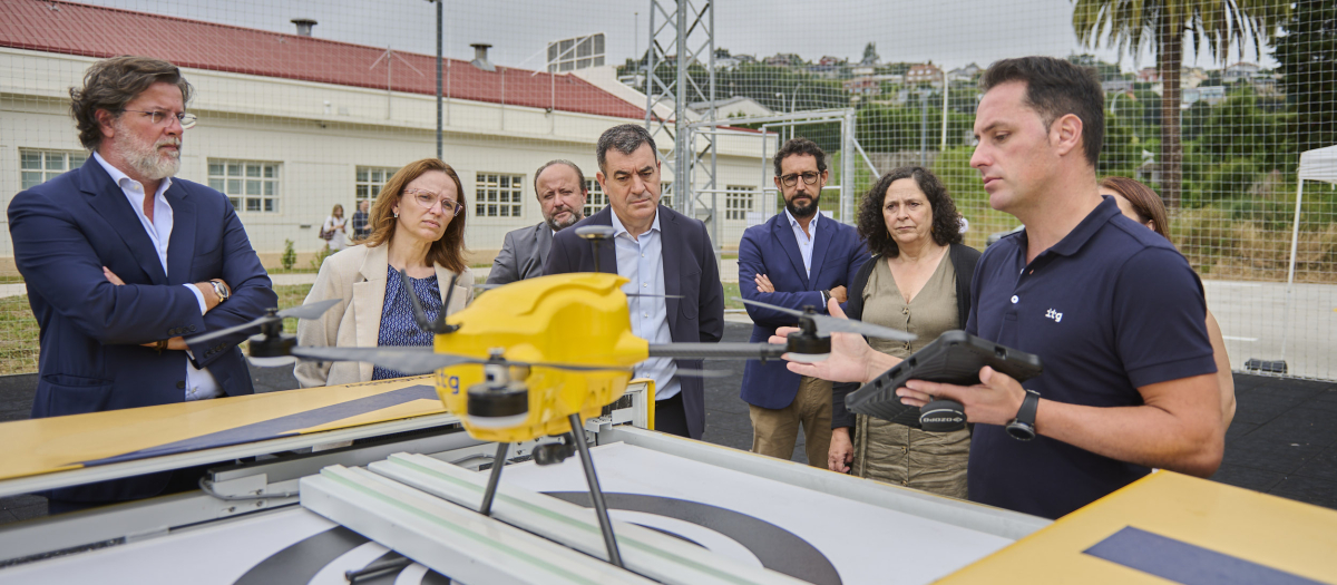 Un técnico realiza una prueba con un dron en el laboratorio del Instituto Tecnológico de Galicia (ITG)