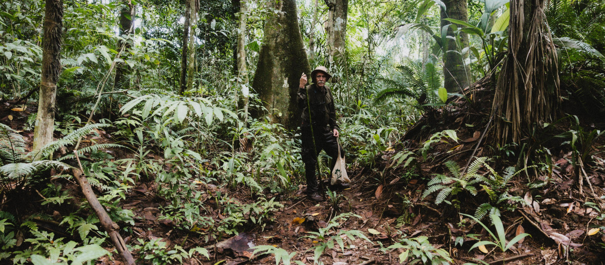 El autor cruzando la selva por el Camino de Cruces