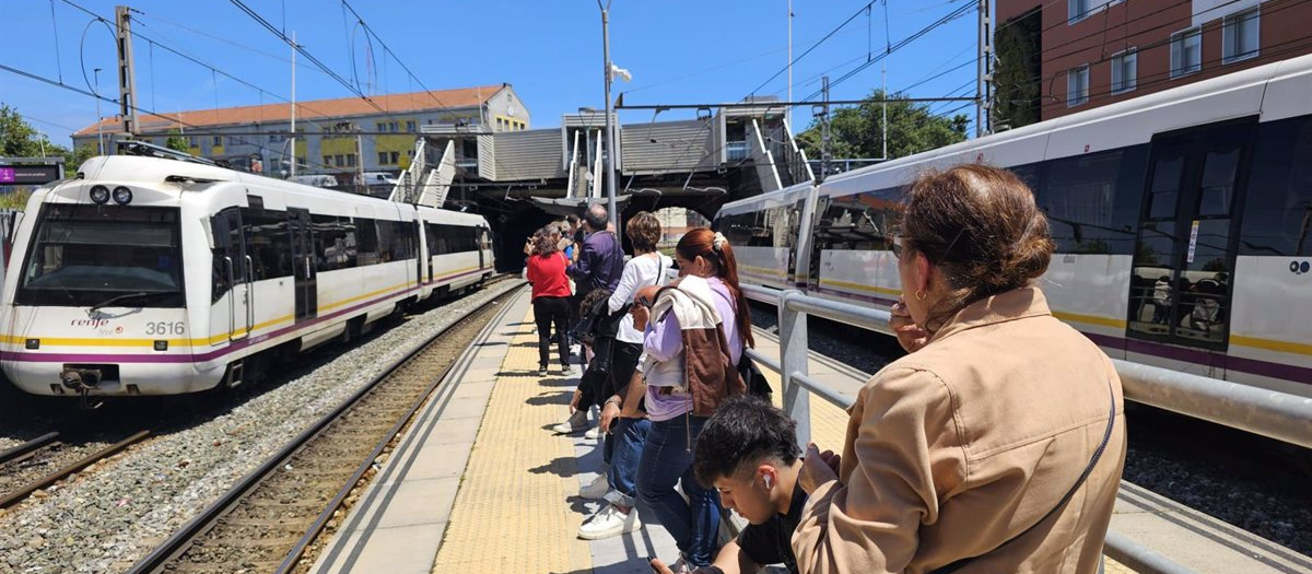 Pasajeros esperando un tren