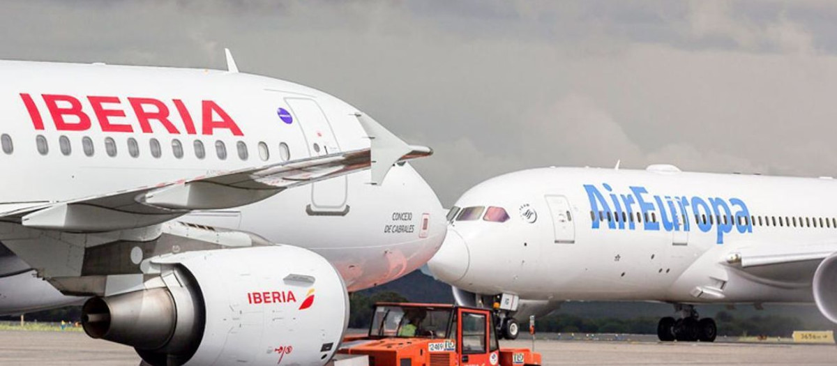 Un avión de Iberia frente a otro de Air Europa