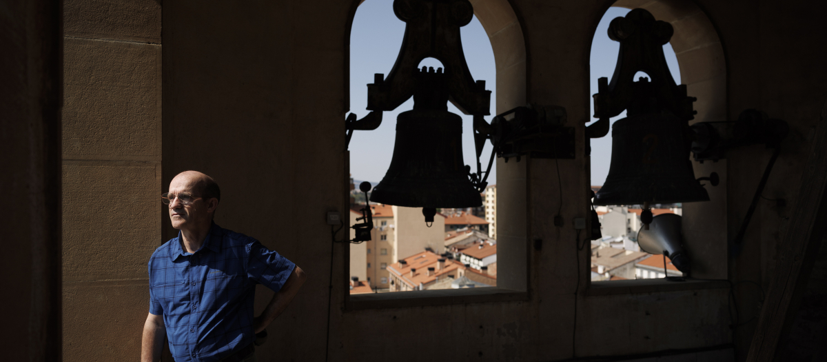 Uno de los impulsores de la campaña Mikel Baztan, en el campanario de la iglesia de Villalba