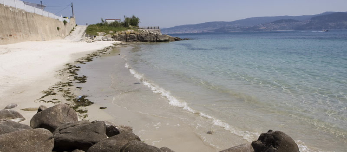 Esta una cala que no está nada concurrida como alternativa a las playas de Sanxenxo