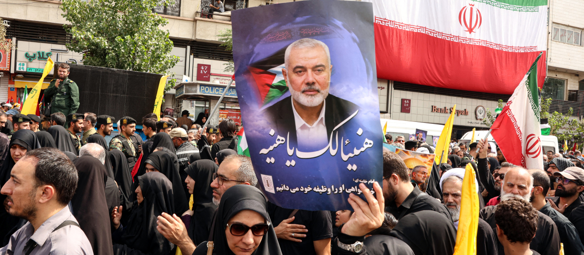 Mujeres iraníes portan un retrato de Ismail Haniyeh en una manifestación en Teherán