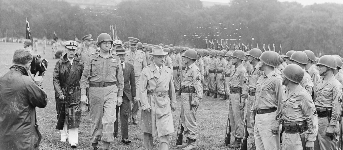 El presidente Truman revista tropas Nisei del 442.º Regimiento de Infantería en 1946