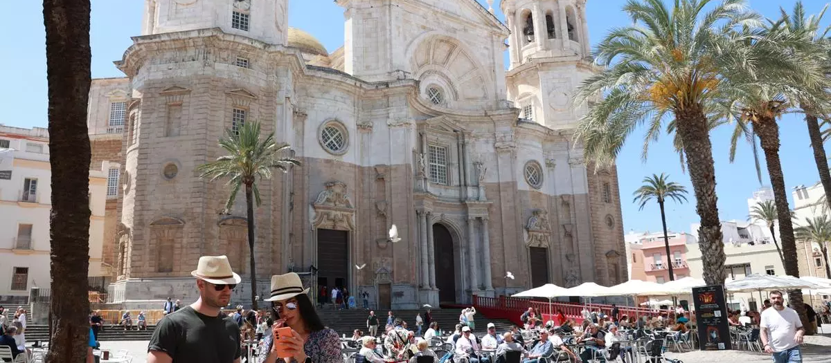 Turistas en la plaza de la Catedral de Cádiz