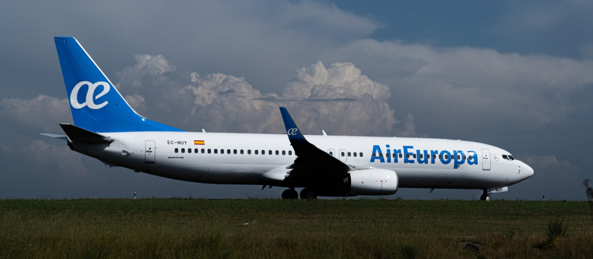 Un avión de la compañía Air Europa, a su llegada al Aeropuerto de Alvedro, a 4 de noviembre de 2023, en A Coruña, Galicia (España).