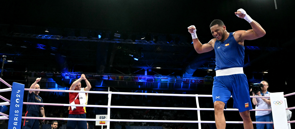 Enmanuel Reyes celebra el haber conseguido la medalla de bronce en boxeo