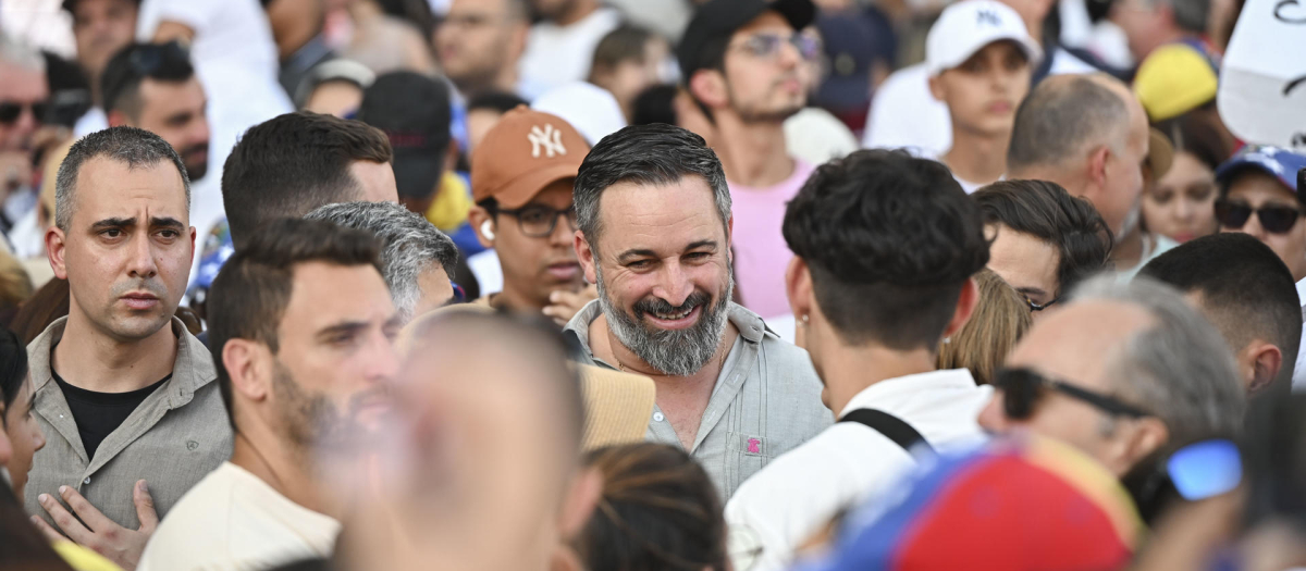 El presidente de Vox, Santiago Abascal (c), participa en la manifestación convocada "en favor de la libertad de Venezuela y en rechazo al fraude electoral", este sábado en la Puerta del Sol en Madrid