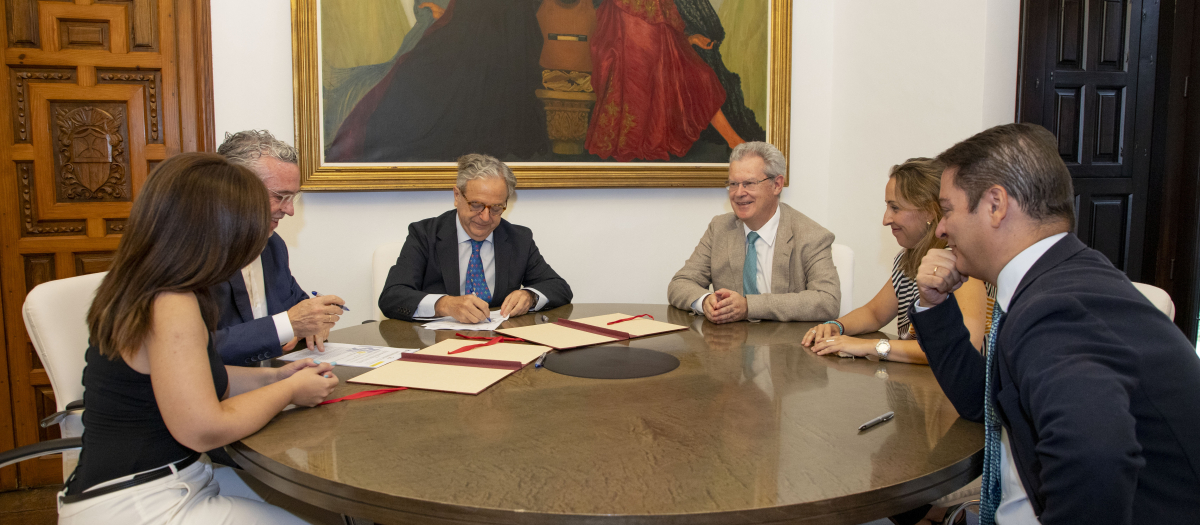 Momento de la firma del convenio suscrito entre Diputación y Fundación Prode