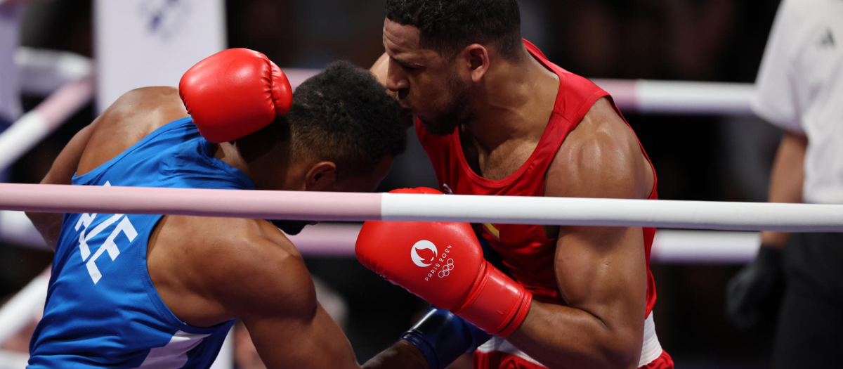 El boxeador español Enmanuel Reyes Pla (rojo) se enfrenta al azerbaiyano Loren Berto Alfonso Domínguez (azul) durante su combate de semifinales de 92kg masculino de los Juegos Olímpicos de París 2024 este domingo en la capital gala. EFE/ Miguel Gutiérrez