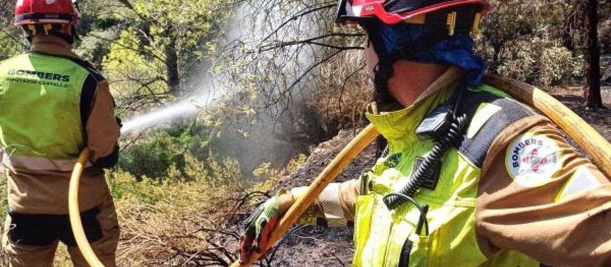 Bomberos trabajando en las labores de extinción del incendio de Benicasim (Castellón)