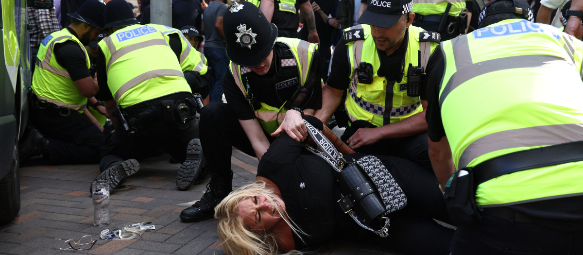 Una manifestantes detenida en Nottingham (Inglaterra) mientras protestaba por los apuñalamientos de Southport