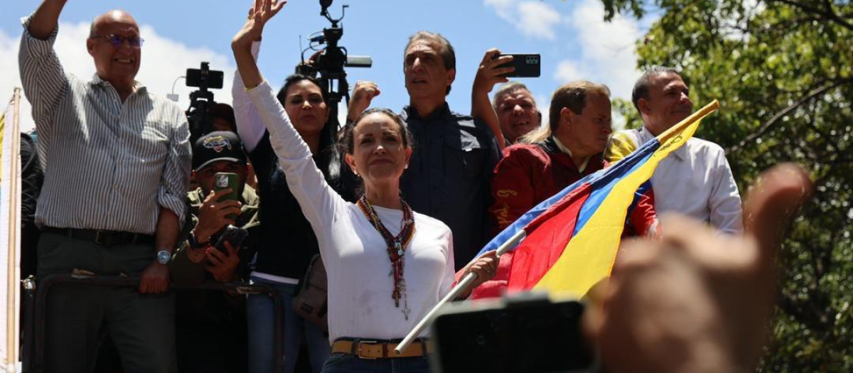 Entre gritos de “libertad” de los miles de venezolanos congregados el sábado para protestar contra la manipulación electoral del régimen de Maduro, la opositora venezolana María Corina Machado reapareció en Caracas para dejar un mensaje claro: El 28 de julio “inició la transición a la democracia en Venezuela”.