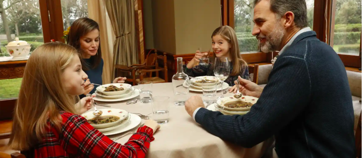 Los Reyes con sus hijas durante una comida familiar