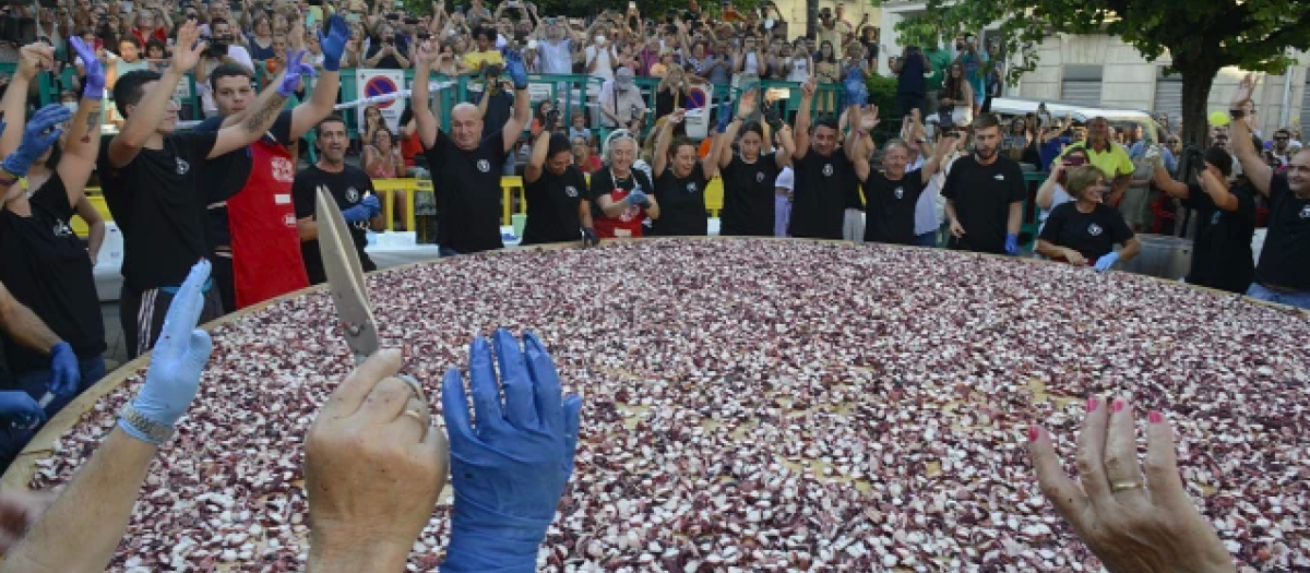 El municipio orensano se prepara para conseguir un nuevo récord con una tapa gigante de pulpo