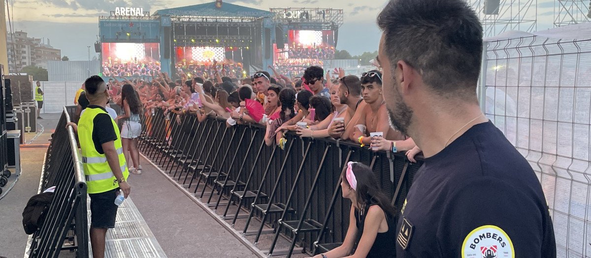 Imagen de las dotaciones de seguridad durante el festival Arenal Sound en Burriana, Castellón