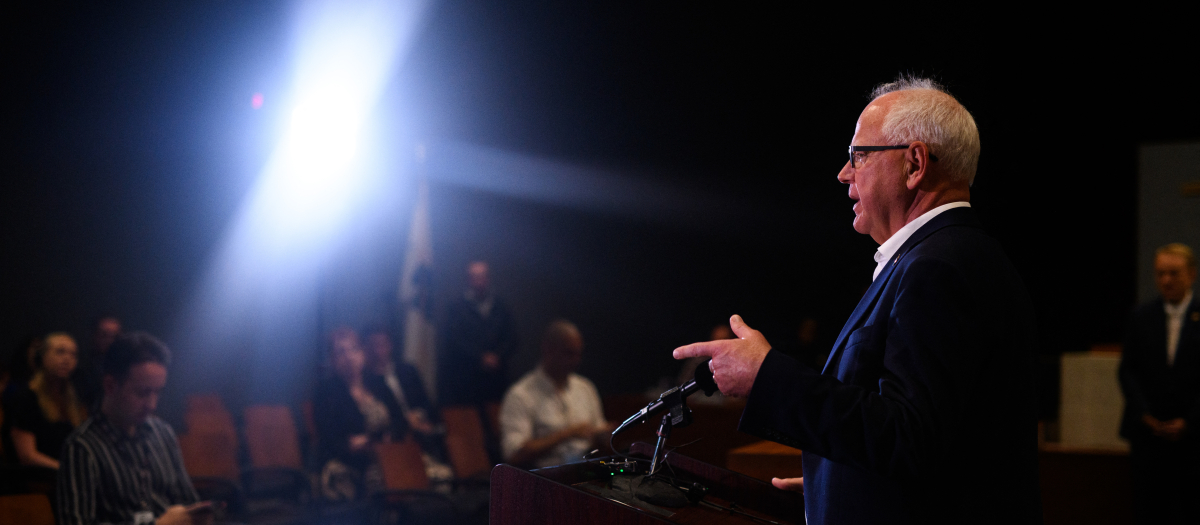 Tim Walz comparece durante una conferencia sobre el uso de las armas en Minnesota