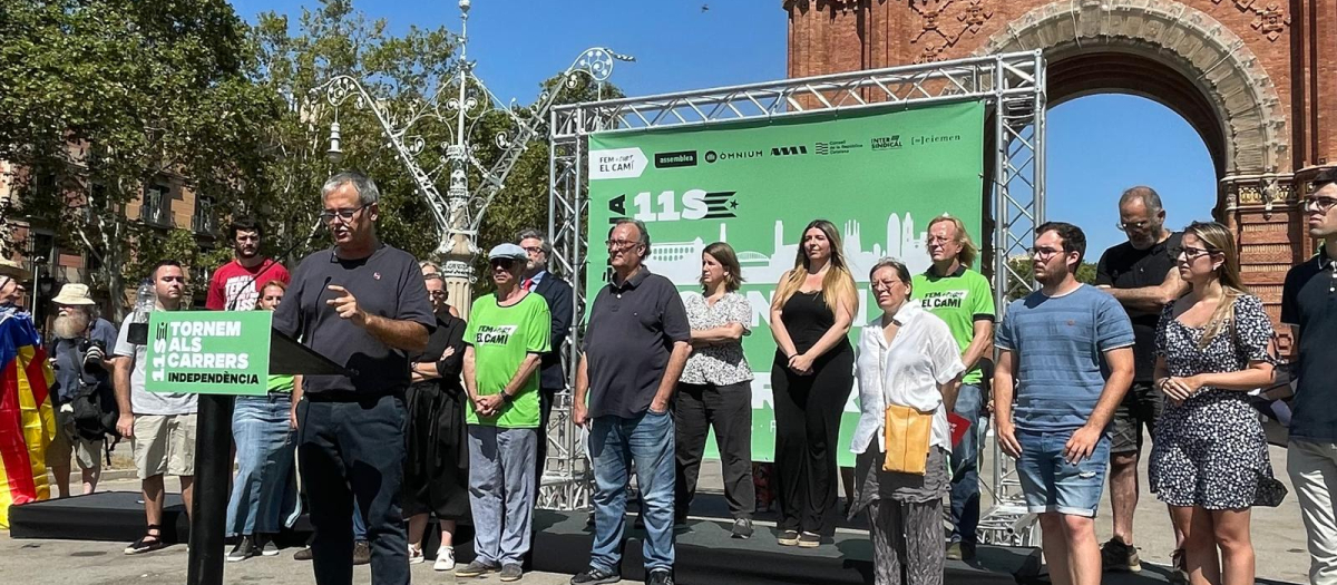 El presidente de la AMI, Jordi Gaseni, junto con otros de sus miembros en la presentación de la movilización del 11-S 2024 en Cataluña.