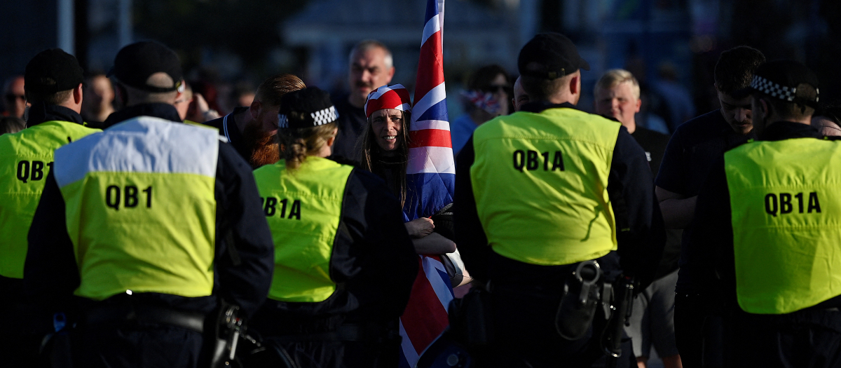 La policía británica resguarda una manifestación en Weymouth