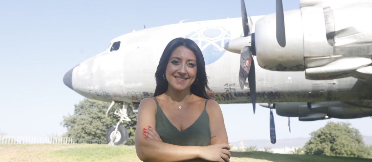 Cintia Bustos, ante el avión cultural