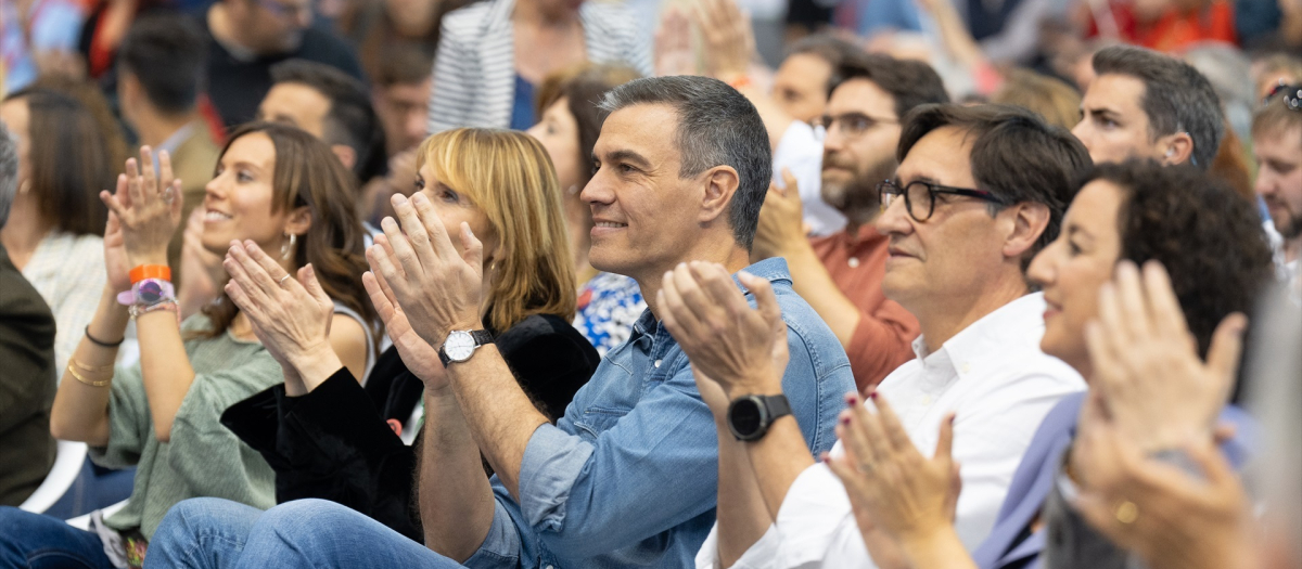 Pedro Sánchez y Salvador Illa (2d), durante un mitin del PSC