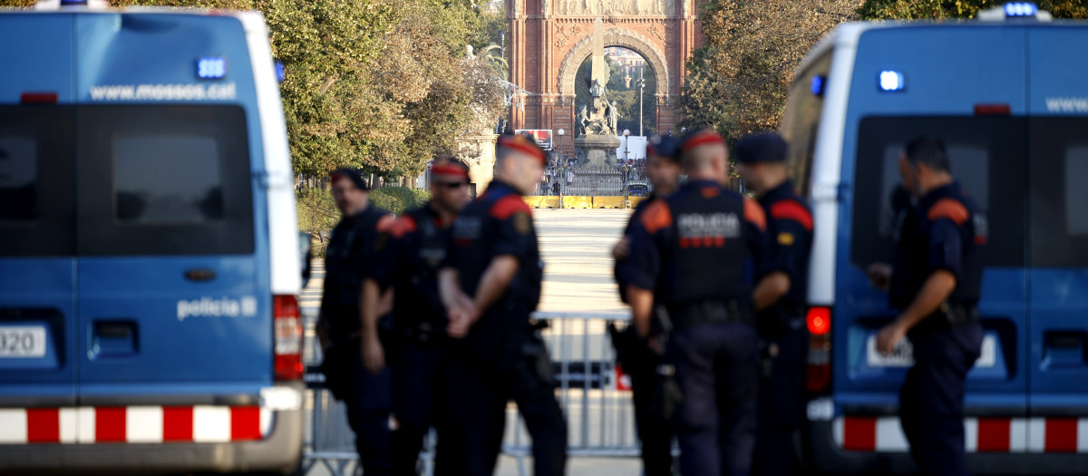Agentes de los Mossos d' Esquadra y varias personas en las inmediaciones del Parlamento de Cataluña
08/8/2024
