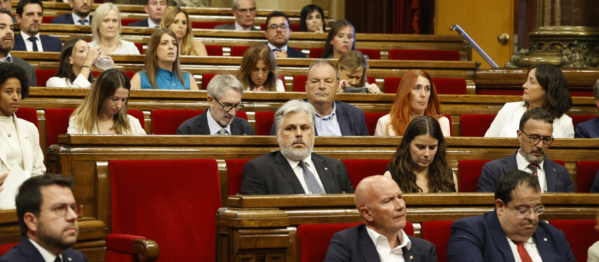 El hasta ahora presidente de la Generalitat de Cataluña, Pere Aragonès (i), durante el debate del pleno de investidura, en el Parlament de Cataluña, a 8 de agosto de 2024, en Barcelona, Catalunya (España). Hoy se celebra el pleno de investidura del nuevo presidente de la Generalitat, Salvador Illa, tras obtener en las elecciones catalanas 42 escaños, mientras que los republicanos lograron 20 y 6 los comuns, que suman los 68 diputados que el líder socialista necesita para ser investido. Carles Puigdmont tiene previsto participar en el pleno, después de dar un discurso a primera hora de hoy por la mañana en un acto de bienvenida organizado por entidades independentistas en el paseo Lluís Companys. En el caso de que Puigdemont sea detenido tras siete años después de instalarse en Bélgica por las consecuencias judiciales del 'procés', el presidente del Parlament suspenderá el pleno.
08 AGOSTO 2024;BARCELONA;PUIGDEMONTT;VUELTA
Kike Rincón / Europa Press
08/8/2024