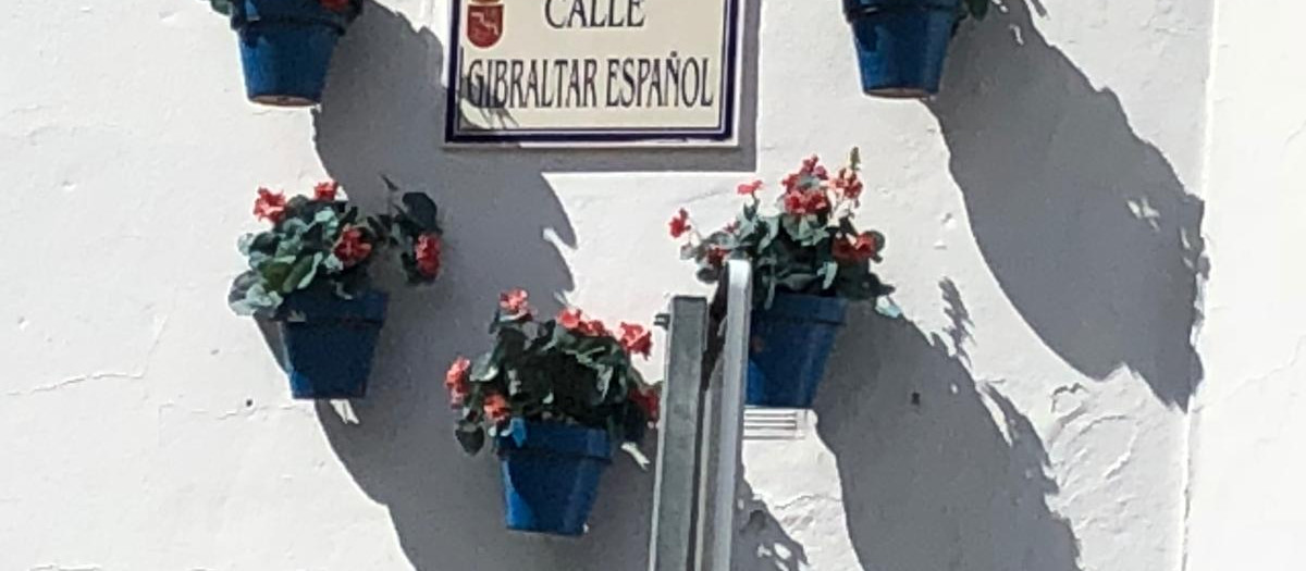La calle Gibraltar español en Setenil de Las Bodegas