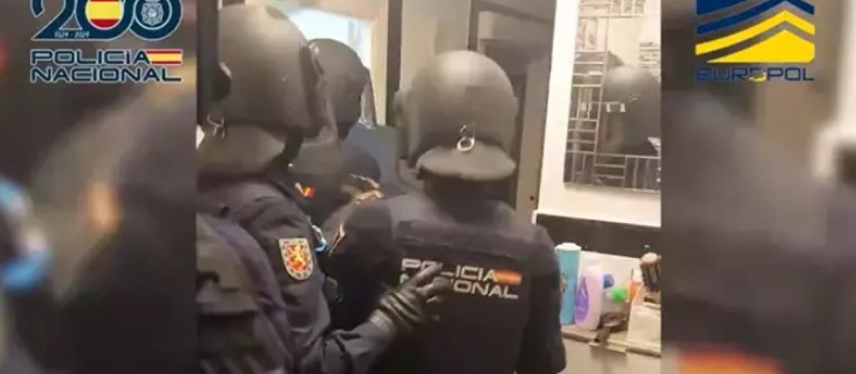 Agentes de la Policía Nacional durante la operación policial para desarticular la organización criminal dedicada al tráfico de migrantes