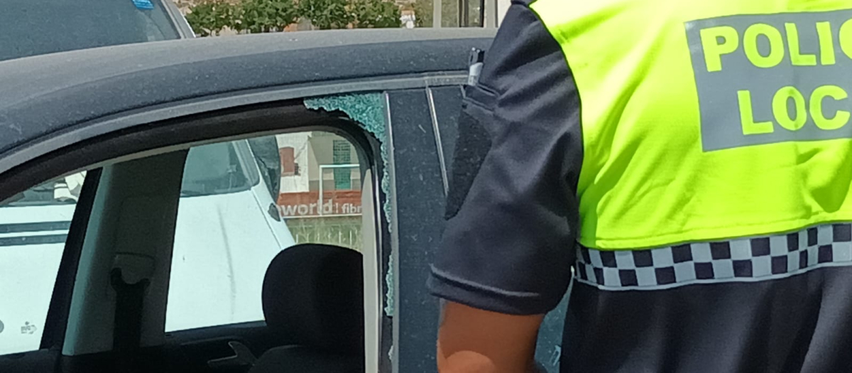 Agente de la Policía Local de Elda junto al vehículo