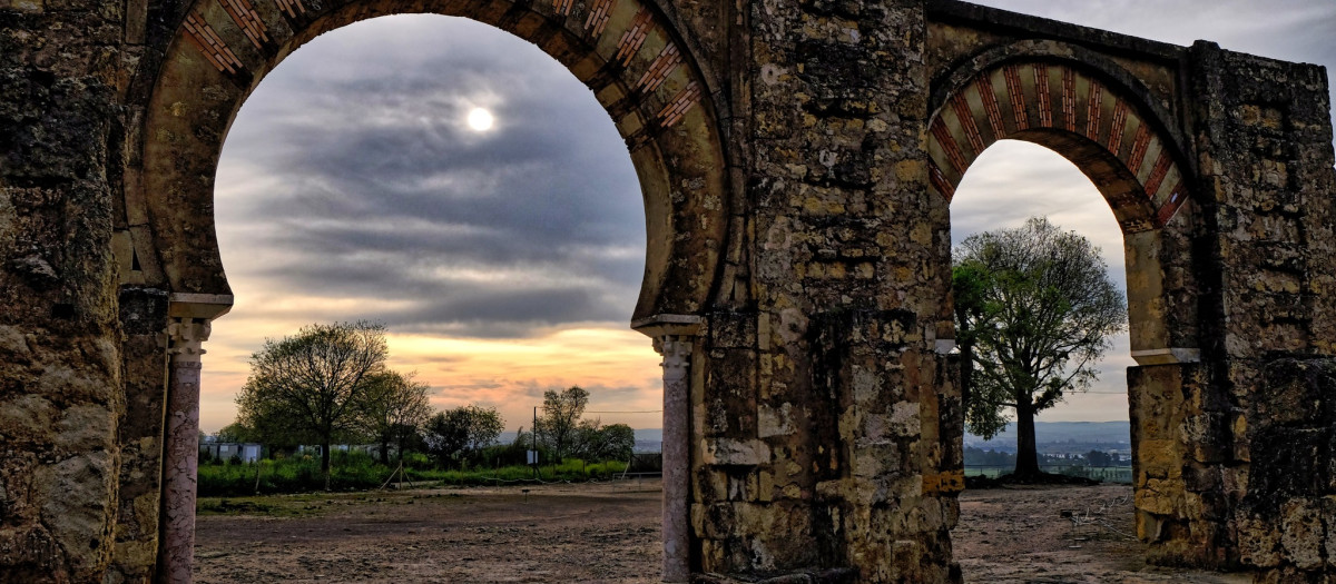 Visita nocturna a Medina Azahara