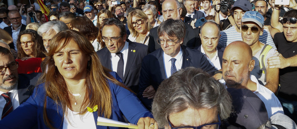 El expresidente de la Generalitat Carles Puigdemont, con la comitiva de Junts