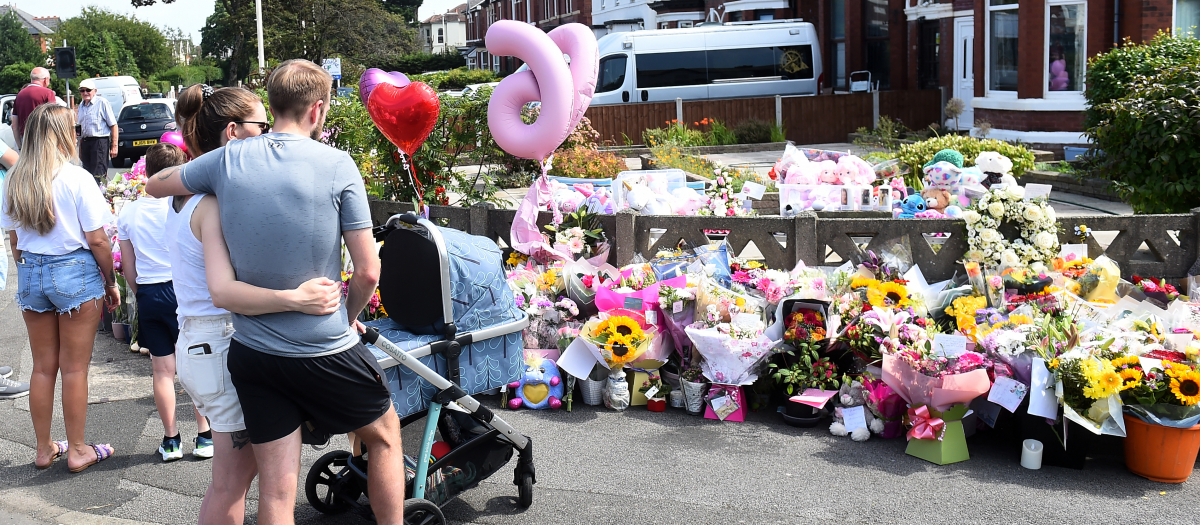 Residentes de Southport, Inglaterra depositan flores en el lugar donde fueron asesinadas tres niñas