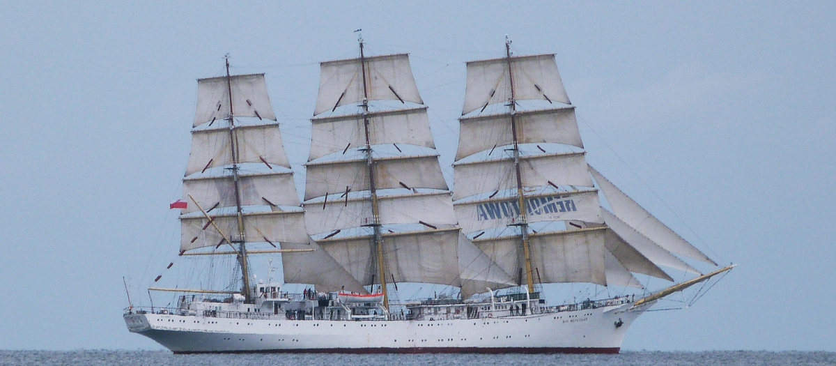 Barco blanco navegando