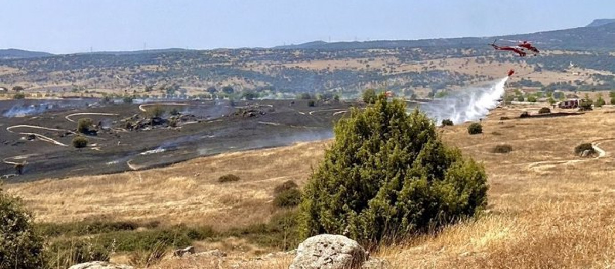 Declarado un incendio de pasto y vegetación en el sector de Lavanderas de Colmenar Viejo.

Bomberos, Brigadas y Agentes Forestales de la Comunidad de Madrid trabajan en la extinción de un incendio de pasto y vegetación declarado este mediodía en el sector de Lavanderas, al oeste de la localidad de Colmenar Viejo.

POLITICA ESPAÑA EUROPA MADRID SOCIEDAD
EMERGENCIAS COMUNIDAD DE MADRID 112