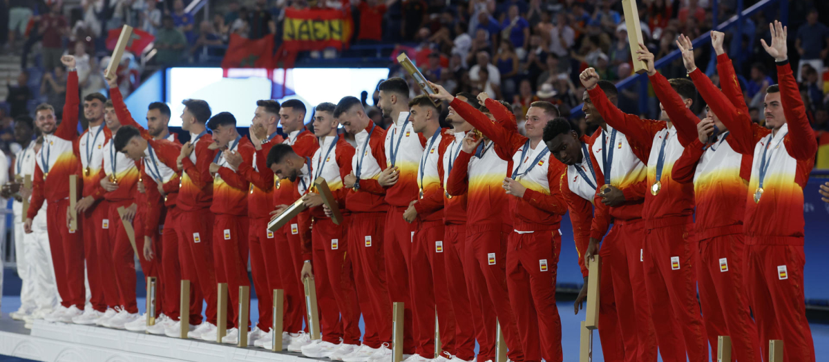 Los jugadores españoles posan con la medalla de oro conseguida en la final de fútbol