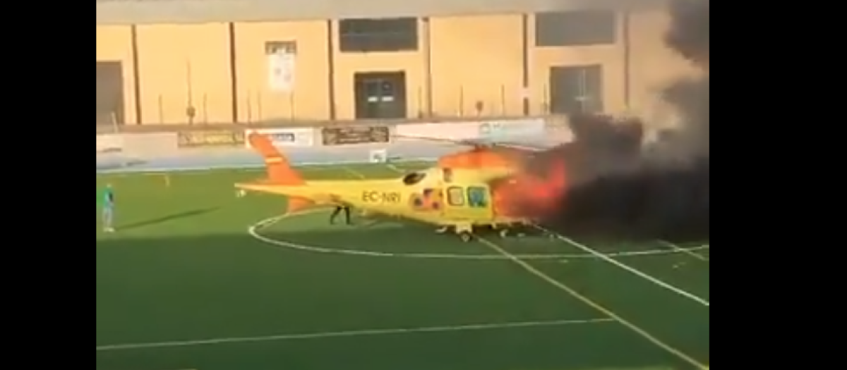 Imágenes del helicópero del 061 ardiendo en Cabra (Córdoba)