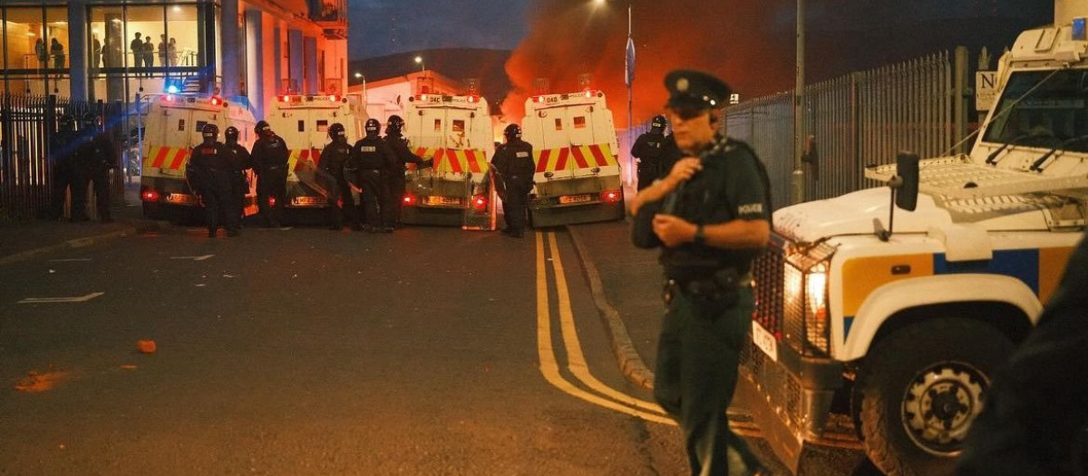 La policía de Irlanda del Norte trata de controlar los disturbios de jóvenes republicanos