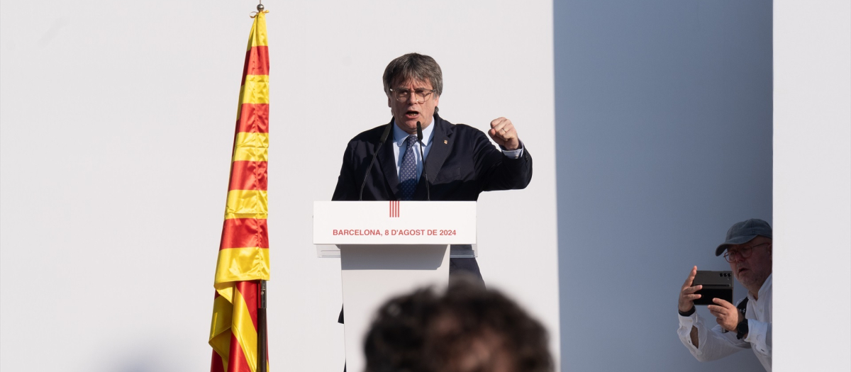 El expresidente de la Generalitat de Catalunya Carles Puigdemont interviene durante un acto de bienvenida organizado por entidades independentistas en el paseo Lluís Companys, a 8 de agosto de 2024, en Barcelona, Catalunya (España). Dicha concentración ha sido convocada por entidades independentistas, con la asistencia de Junts, ERC, CUP, ANC, Òmnium Cultural, CDR y Associació de Municipis per la Independència (AMI). Puigdemont tiene previsto asistir a este acto de bienvenida para después participar en el pleno de investidura del líder del PSC, casi siete años después de instalarse en Bélgica por las consecuencias judiciales del 'procés', y con una orden de detención.
David Zorrakino / Europa Press
08/8/2024