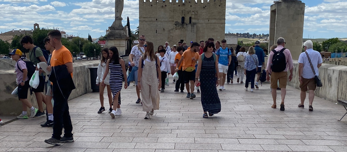 Turistas en el Puente Romano