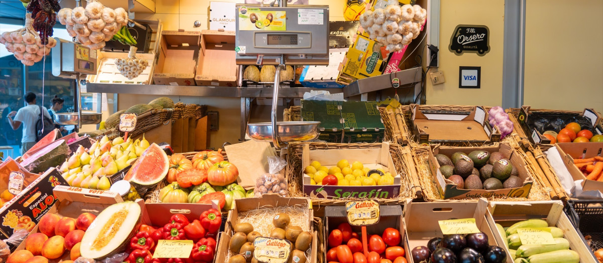 Puestos de alimentos en el Mercado de la Encarnación