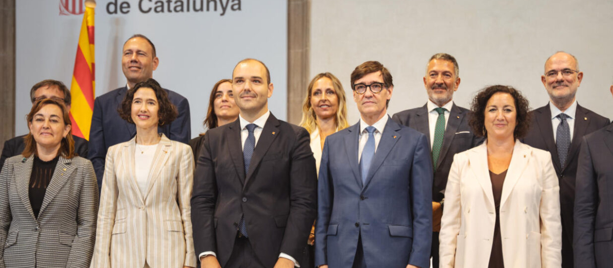 El presidente Salvador Illa, con Paneque, Parlón, Dalmau y Romero, en primera fila, así como algunos de los otros nuevos consejeros