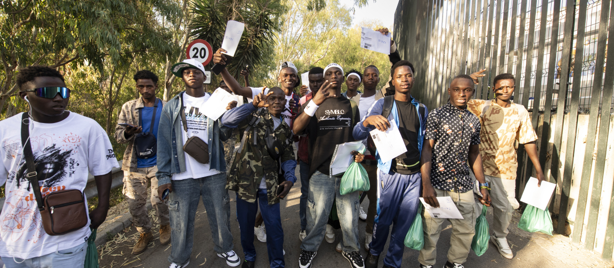 Un grupo de inmigrantes sale del Centro de Estancia Temporal de Inmigrantes (CETI) en Ceuta