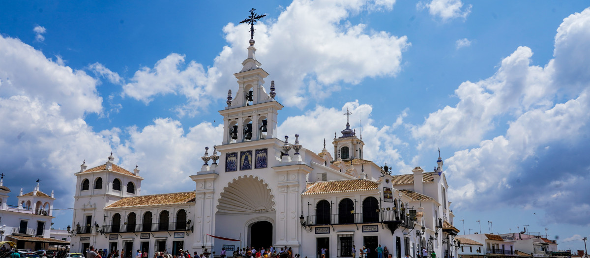 Fachada del Santuario Nuestra Señora del Rocío, en Almonte (Huelva)