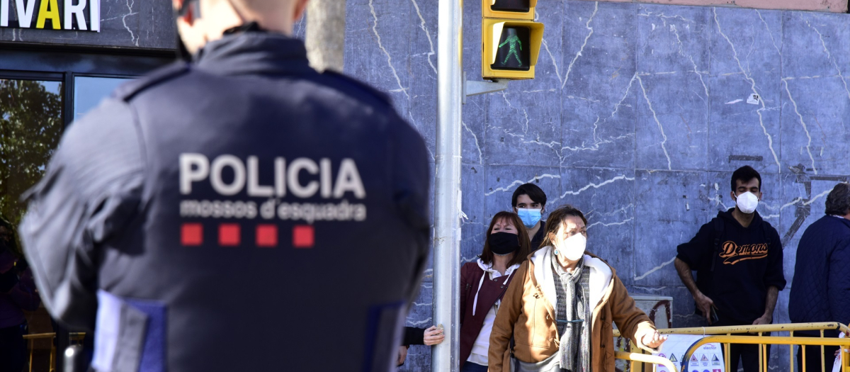 Un agente de los Mossos d´ esquadra durante el transcurso de una campaña electoral en Barcelona, Catalunya (España), a 1 de febrero de 2021. El presidente de VOX, Santiago Abascal llegó a Catalunya para apoyar al candidato de VOX a las elecciones del 14F, Ignacio Garriga, el pasado jueves 28 de enero, el día del inicio de la campaña para los comicios del 14-F.  Desde entonces, el líder de Vox ha visitado varios municipios dentro de los actos de campaña del partido que llevan como lema  `Recuperem Catalunya´.
01 FEBRERO 2021;CAMPAÑA ELECTORAL;14F;VOX;ABASCAL;GARRIGA
David Oller / Europa Press
(Foto de ARCHIVO)
01/2/2021